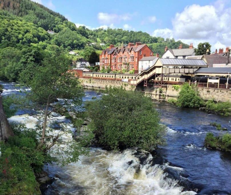 The Old Coach House Bed & Breakfast Llangollen Exterior photo